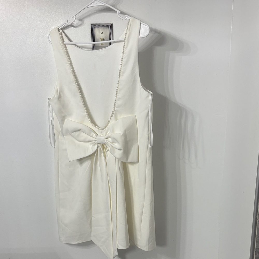 Elegant Backless Cream Dress with Bow